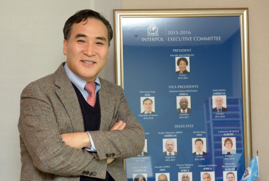 지난 21일 서울 강남구 도곡동 개인 사무실에서 김종양 인터폴 부총재가 인터폴 집행위원 조직도 앞에서 포즈를 취하고 있다. 김호웅 기자 diverkim@