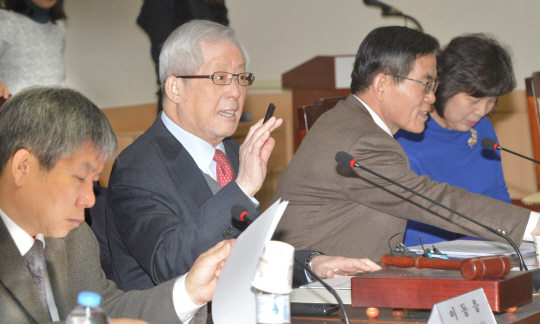 27일 오전 정부서울청사에서 열린 노동시장구조개선특별위원회 회의에서 송위섭(왼쪽 두 번째) 위원장이 한국노총 불참 선언 이후의 운영방안 등에 대해 발언하고 있다.