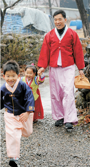 설(2월 8일) 명절을 앞두고 유통업계가 풍성한 귀성길을 위해 다양한 설 선물세트를 마련해 판촉전에 나서고 있다. 설 귀성 가족이 즐거운 표정으로 고향 마을에 들어서고 있는 모습.