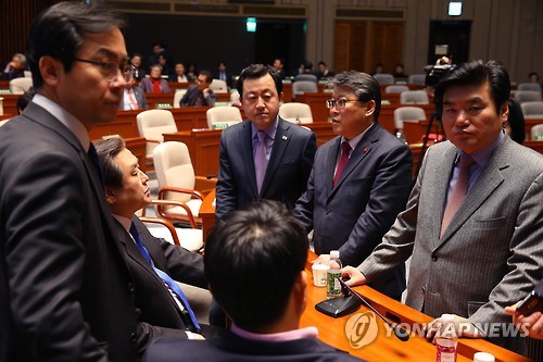 29일 오후 더불어민주당의 본 회의 불참으로 기업 활력법(원샷법) 처리가 무산된 직후 국회에서 열린 새누리당 의원총회에서 새누리당 김무성 대표와 원유철 원내대표를 비롯한 지도부들이 대책을 논의하고 있다. (서울=연합뉴스)