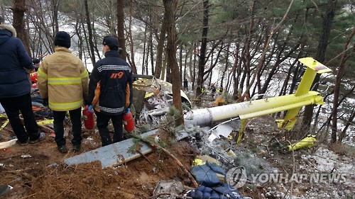 30일 오후 3시께 전북 김제시 금산면 인근에 헬기가 추락, 소방당국이 수습하고 있다. (김제=연합뉴스)