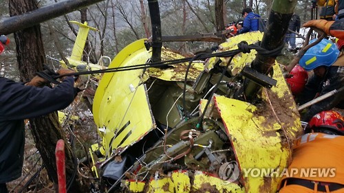 30일 오후 3시께 전북 김제시 금산면 인근에 헬기가 추락, 소방당국이 수습하고 있다. 추락한 헬기는 산불진화용 민간 헬기로 알려졌다. (김제=연합뉴스)
