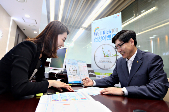 시중은행들은 2월부터 시행에 들어간 계좌이동제 서비스와 3월 시행하는 개인종합자산관리계좌(ISA) 도입을 앞두고 우량 고객 확보를 위해 경쟁적으로 자산관리 사업을 가다듬고 있다. 이광구(오른쪽) 우리은행장이 지난해 8월 은퇴설계 상품 ‘웰리치(We’ll Rich) 100’ 출시를 기념, 직원에게 가입 상담을 받고 있다.