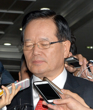 2일 오전 국회 출근길에 기자들의 질문을 받고 있는 정의화 국회의장.