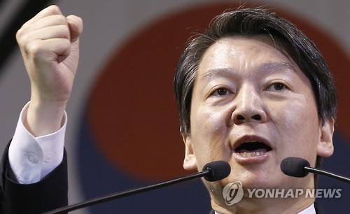 (대전=연합뉴스) 국민의당 안철수 공동대표가 2일 오후 대전 한밭체육관에서 열린 국민의당 중앙당 창당대회에서 대표로 선출된 뒤 수락 연설을 하고 있다.