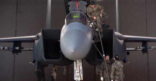 3일 오전 충북 청주 모부대에서 열린 ‘소링 이글(Soaring Eagle) 훈련’에 참가한 공군 부대원들이 F-15 전투기 이륙 준비를 하고 있다.