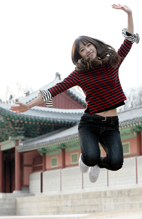 지난해 ‘위아래’가 뒤늦게 사랑을 받으며 인기 걸그룹 반열에 오른 EXID의 멤버 하니가 자신의 해인 병신년을 맞아 더 높게 도약하겠다고 다짐하며 껑충 뛰어오르는 포즈를 취했다.