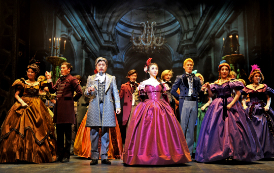 설 연휴는 평소 비싸서 엄두를 못 내던 뮤지컬이나 연극 등을 20∼50% 할인된 가격으로 만날 수 있는 좋은 기회다. 충무아트홀에서 공연 중인 뮤지컬 ‘프랑켄슈타인’의 한 장면.