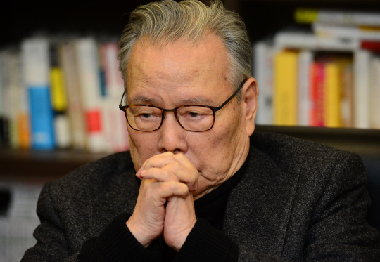 이어령 전 문화부 장관은 해방 이후 지속돼 온 한국 문화권의 체제-반체제 갈등 속에서 비(非)체제를 선언하고 새로운 길을 열어왔다. 그가 쏟아낸 수많은 창의와 저술은 그런 ‘체제에 질문하는 삶’에서 가능했을 것이다. 이 전 장관이 지난 1월 22일 서울 종로구 평창동 한중일비교문화연구소에서 생각에 잠겨 있다.  신창섭 기자 bluesky@