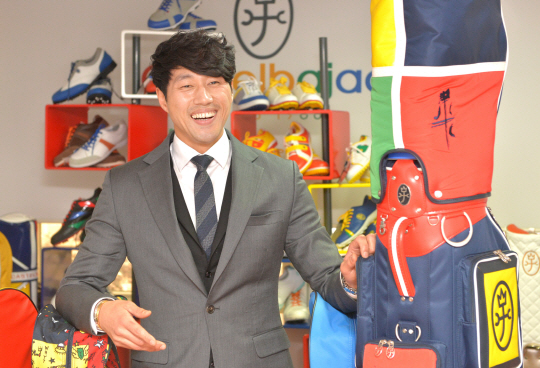 김용수 ㈜엠스포츠 대표가 지난 1일 경기 하남시 본사에 마련된 제품전시실에서 캐디 백 신제품에 대해 설명하고 있다.  김낙중 기자 sanjoong@