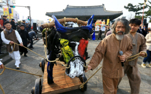 입춘을 맞은 4일 제주시 제주목관아지에서 열린 ‘2016 병신년 탐라국 입춘굿’ 행사에서 제주 민예총 관계자들이 낭쉐(나무 소)몰이를 진행하고 있다.  제주시 제공