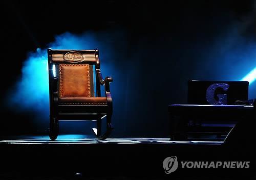 텅빈무대(AP=연합뉴스 자료사진)