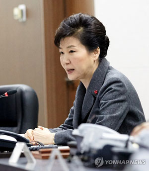 국가안전보장회의(NSC)를 주재하는 박근혜 대통령 << 청와대 제공=연합뉴스 자료사진 >>