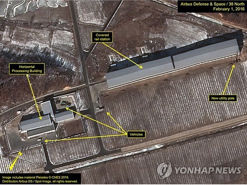 북한이 ‘위성’을 발사하겠다고 사전 예고한대로 실제 준비활동에 착수한 것으로 보인다. 북한전문 웹사이트인 ‘38노스’는 3일(현지시간) 최근 위성사진을 판독한 결과 북한이 장거리 미사일을 이용하는데 사용하는 서해 동창리 로켓발사장이 지난 2012년 12월12일 ‘은하 3호’를 발사했을 때와 비슷한 움직임을 보이고 있는 것으로 나타났다고 밝혔다. 38노스는 지난 1일(현지시간) 촬영한 ‘에어버스 디펜스 앤드 스페이스’의 위성사진을 입수해 이를 정밀 판독했다.
