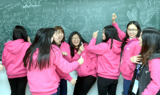 지난 1월 27일 서울 관악구 서울대 사범대 12동 강의실에서 ‘삼성 드림클래스 서울대 캠프’에 참가한 여중생들이 3주간 가르쳐준 대학생 선생님에 대한 감사의 마음을 칠판에 적고 있다. 김선규 기자 ufokim@