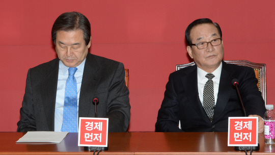 11일 오전 국회에서 열린 새누리당 최고위원회의에서 서청원(오른쪽) 최고위원이 원유철 원내대표의 발언을 경청하고 있는 반면 김무성(왼쪽) 대표는 고개를 숙인 채 다른 자료를 보고 있다. 김선규 기자 ufokim@