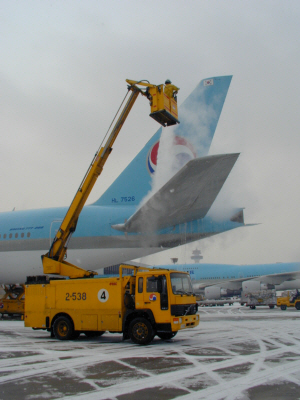 인천국제공항 제빙처리장에서 대한항공의 제·방빙 장비가 약품을 뿌려 항공기에 쌓인 눈을 제거하고 있다. 대한항공 제공