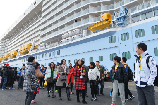초대형 크루즈선을 타고 온 중국 관광객들이 부산항에 내리고 있다.