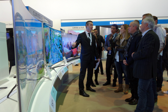 11일 모나코 국제회의장인 그리말디 포럼에서 열린 삼성전자의 대륙별 전략 제품 소개 행사인 ‘삼성 유럽포럼’에서 관람객들이 ‘SUHD TV’에 대한 설명을 듣고 있다.