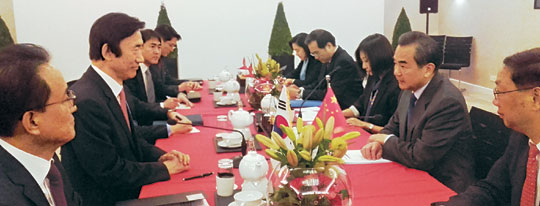 윤병세(왼쪽 두 번째) 외교부 장관이 11일 오후(한국시간 12일 오전) 독일 뮌헨에서 왕이(오른쪽 두 번째) 중국 외교부장과 만나 북한의 4차 핵실험 및 장거리 미사일 발사에 따른 대북제재와 관련해 논의하고 있다. 연합뉴스