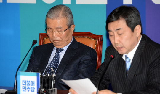 12일 오전 국회에서 열린 더불어민주당 선대위·비대위 연석회의에서 김종인(왼쪽) 비대위원장이 이종걸 원내대표의 발언을 듣고 있다.