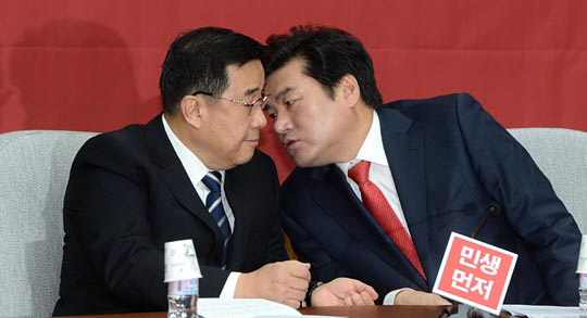12일 오전 국회에서 열린 새누리당 원내대책회의에서 원유철(오른쪽) 원내대표가 김정훈 정책위의장에게 귀엣말을 하고 있다.