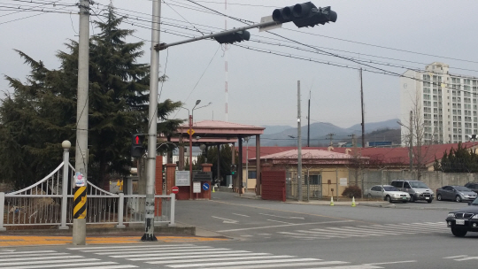 11일 경북 칠곡군 왜관읍에 주둔한 미군기지 캠프캐럴 정문 앞을 차량들이 무심하게 지나치고 있다.