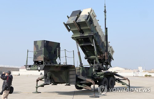 (서울=연합뉴스) 미국이 북한의 미사일 위협에 대비해 본토의 패트리엇(PAC-3) 미사일 부대를 한국에 추가 배치했다. 사진은 2014 맥스썬더 훈련에서 전북 군산비행장에서 공개한 주한미군의 패트리어트 포대.
