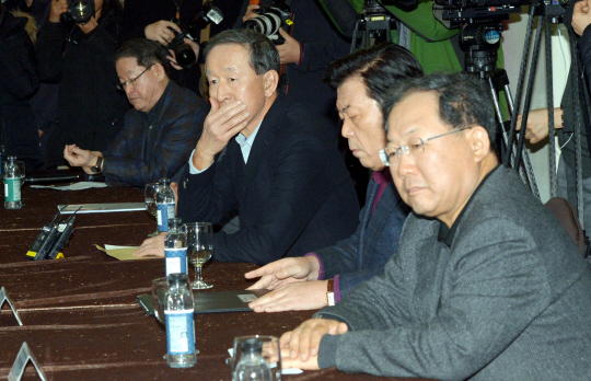 14일 서울 중구 태평로 뉴국제호텔에서 열린 개성공단 입주기업 지원을 위한 민관합동간담회에서 허창수(오른쪽 세 번째) 전국경제인연합회 회장 등 경제단체장들이 유일호 부총리 겸 기획재정부 장관의 모두발언을 듣고 있다.