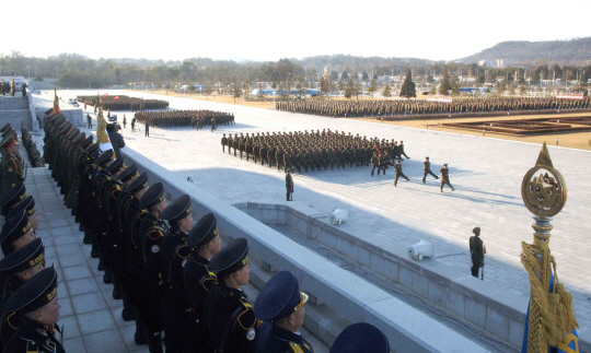 김정일 북한 국방위원회 위원장의 생일인 광명성절(2월 16일)을 앞두고 북한군이 13일 평양 금수산태양궁전 광장에서 김정은 국방위원회 제1위원장에게 충성을 맹세하는 예식이 열렸다고 조선중앙통신이 14일 보도했다.  연합뉴스