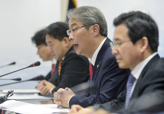 임종룡(오른쪽 두 번째) 금융위원장이 15일 서울 중구 세종대로 금융위원회 대회의실에서 열린 금융시장 점검회의에서 모두발언을 하고 있다.  뉴시스