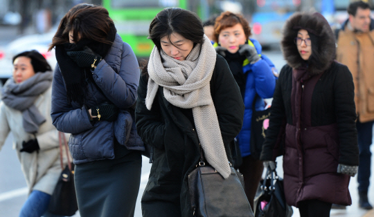 서울 체감온도가 영하 15도까지 떨어진 15일 오전 서울 종로구 세종대로에서 시민들이 두꺼운 외투를 입고 출근하고 있다.