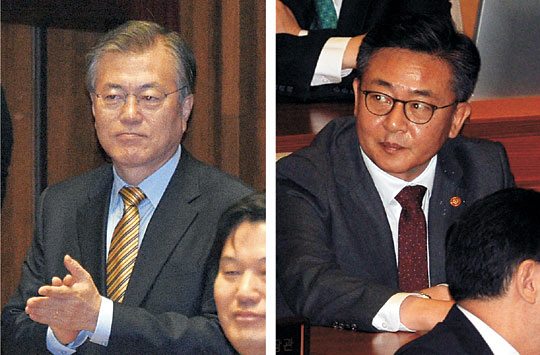 박근혜 대통령이 16일 오전 국회 본회의장에서 연설하기 위해 입장하자 문재인(왼쪽 사진) 전 더불어민주당 대표가 기립박수를 치고 있다. 연설에 앞서 홍용표(오른쪽) 통일부 장관이 국무위원석에 심각한 표정으로 앉아 있다.