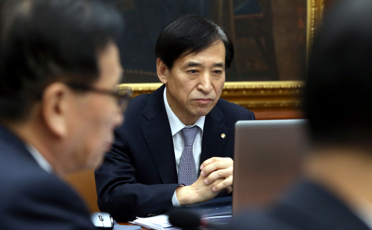 이주열 한국은행 총재가 16일 오전 서울 중구 남대문로 한국은행 본관에서 열린 금융통화위원회에서 잠시 생각에 잠겨 있다.