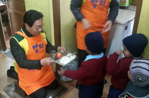 지난 1월 네팔 마누하라 지역을 방문한 허엽 한국남동발전 사장이 어린이들에게 음식을 배식하고 있다.