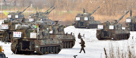 박근혜 대통령이 국회 연설에서 ‘북한 정권 변화’를 언급한 16일 경기 파주의 한 접경지역에서 한 부대원들이 K-9 전차를 동원해 작전을 벌이고 있다.