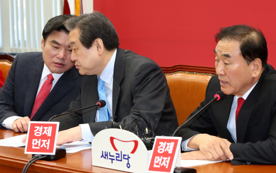 17일 오전 국회에서 열린 새누리당 최고중진연석회의에서 이재오(오른쪽) 의원이 발언할 때 김무성(가운데) 대표와 원유철 원내대표가 어깨를 맞대고 이야기를 나누고 있다.  김선규 기자 ufokim@