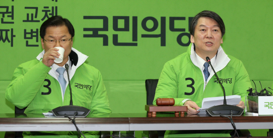 17일 오전 서울 마포구 당사에서 열린 국민의당 최고위원회의에서 안철수(오른쪽) 공동대표가 발언할 때 옆자리의 천정배 공동대표가 컵을 들어 물을 마시고 있다.  연합뉴스