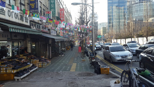 16일 서울 중구 염천교 수제화거리를 찾는 손님이 거의 없어 한산한 모습을 보이고 있다.