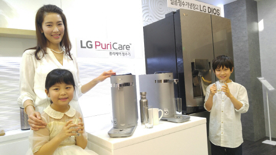 17일 서울 영등포구 여의동 LG트윈타워에서 열린 신제품 공개 행사에서 모델들이 퓨리케어 정수기와 디오스(DIOS) 얼음정수기 냉장고를 선보이고 있다.