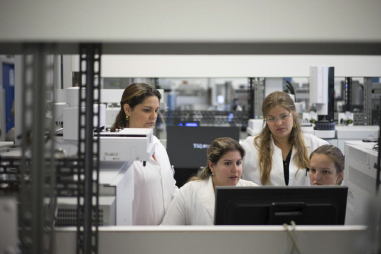 브라질 리우데자네이루의 약물검사 실험실.