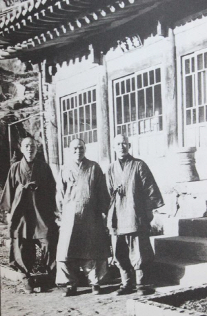 1973년 경남 해인사 백련암 뜰에서 성철 스님(가운데)과 법정 스님(오른쪽), 훗날 송광사 주지를 지낸 현호 스님이 함께 사진촬영을 한 모습.