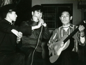 지난 1971년 서울공고 수학여행에서 오남길(가운데) 교사가 하모니카를 불고 이홍렬(왼쪽) 씨가 마이크를 대주고 있다. 이홍렬 씨 제공