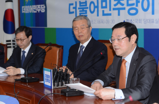 18일 오전 국회에서 더불어민주당 이용섭(오른쪽) 총선정책공약단장이 김종인(가운데) 대표가 지켜보는 가운데 총선정책공약을 발표하고 있다. 김선규 기자 ufokim@