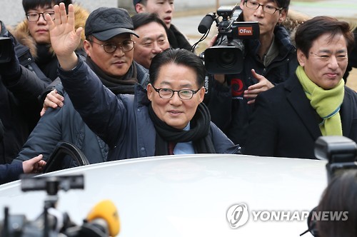 (서울=연합뉴스) 저축은행으로부터 금품을 받은 혐의로 기소된 무소속 박지원 의원이 18일 오후 서울 서초동 대법원에서 무죄 취지의 파기환송 판결을 받은뒤 법정을 나서며 지지자들을 향해 손을 들어 인사하고 있다.