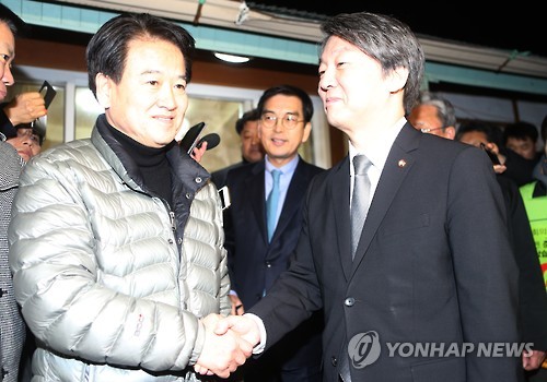 (순창=연합뉴스) 국민의당 안철수 공동대표와 정동영 전 의원이 18일 전북 순창군 복흥면 복흥산방에서 입당에 합의한 뒤 악수를 하고 있다.