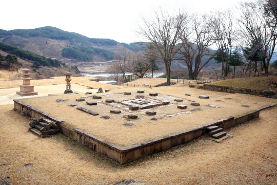 몇 개의 주춧돌과 석탑이 빈 공간을 채우고 있는 강원 원주의 거돈사지.