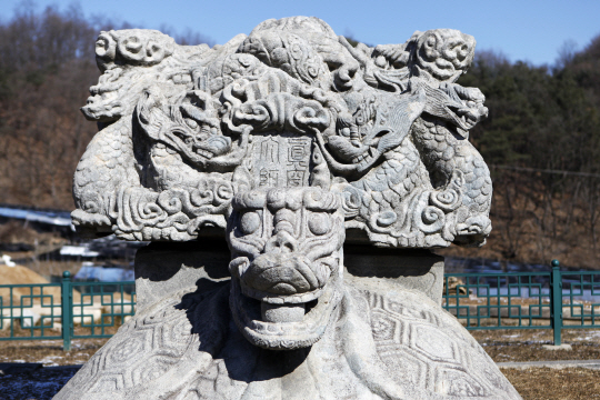 원주의 흥법사지의 진공대사 탑비의 모습. 생동감 넘치는 용의 조각이 인상적이다.