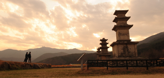 충남 보령의 성주사지. 텅 빈 절터에 늘어서 있는 석탑들이 독특한 미감을 빚어낸다. 한때 번성했으나 지금은 비워진 공간 앞에서 시간의 깊이를 만날 수 있는 곳이다.