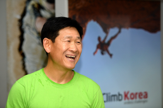 홍성택 대장이 지난 22일 서울 서초구 서초동 한국대학산악연맹 클라이밍 훈련장에서 극지 탐험과 관련한 일화를 이야기하며 활짝 웃고 있다. 홍 대장은 오는 봄, 로체 남벽을 향해 생애 다섯 번째 도전에 나설 예정이다. 김선규 기자 ufokim@